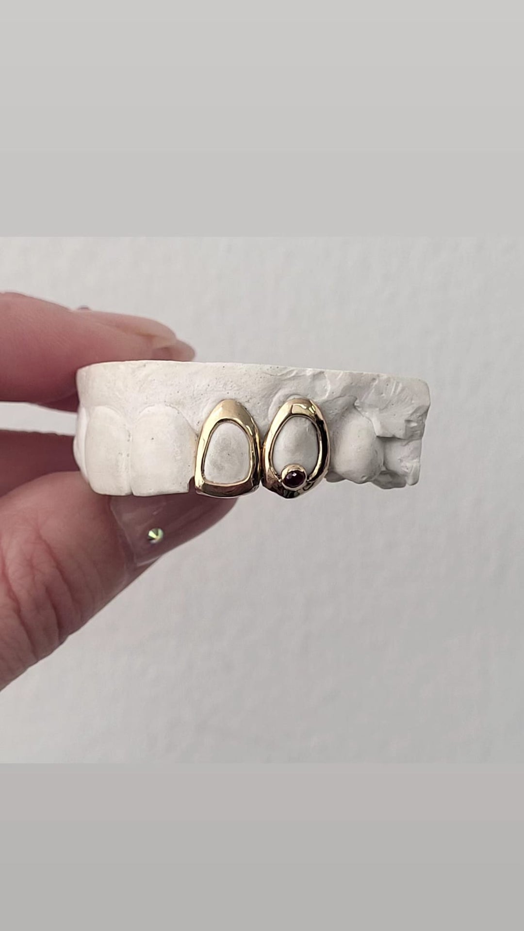 Window set with stone